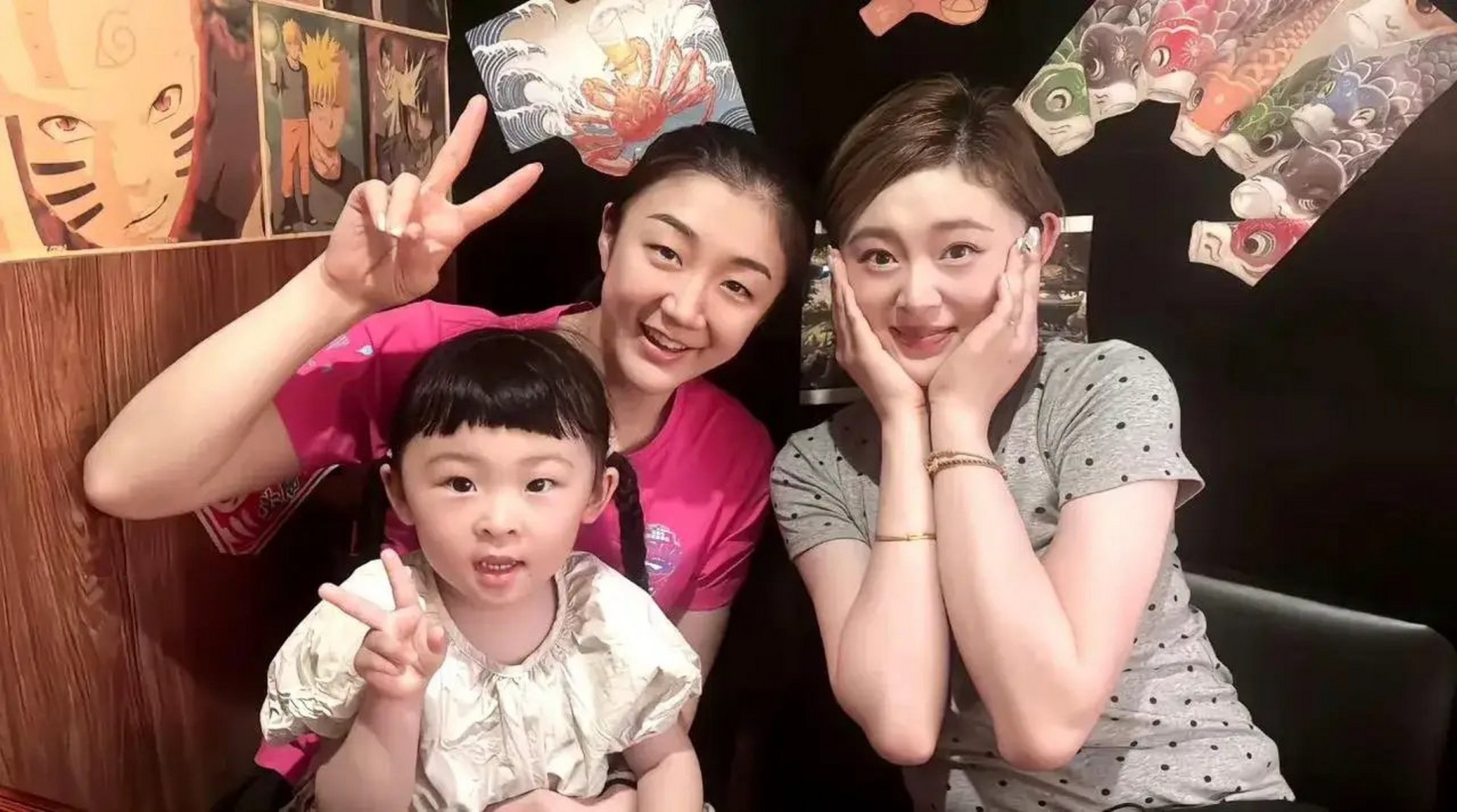 这张照片拍摄于2024年6月,中国女子乒乓球运动员陈梦和孙逊老婆,孩子