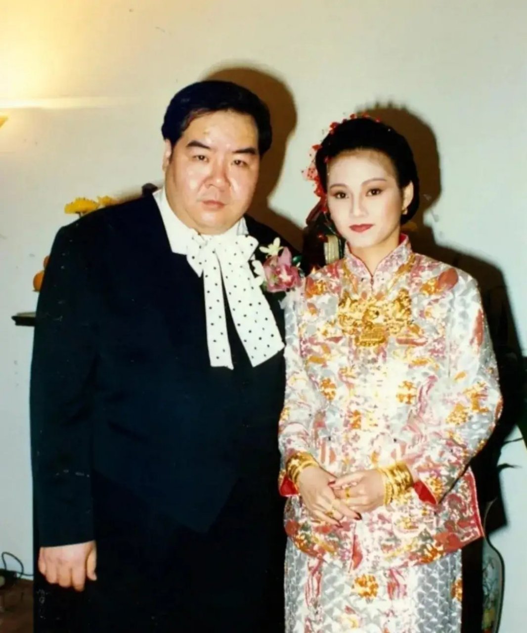 这张照片拍摄于1991年,郑则仕和妻子林燕明结婚时的合影.