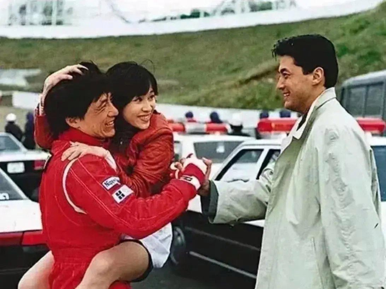 这张照片拍摄于1995年,洪金宝担任动作导演的电影《霹雳火》拍摄期间