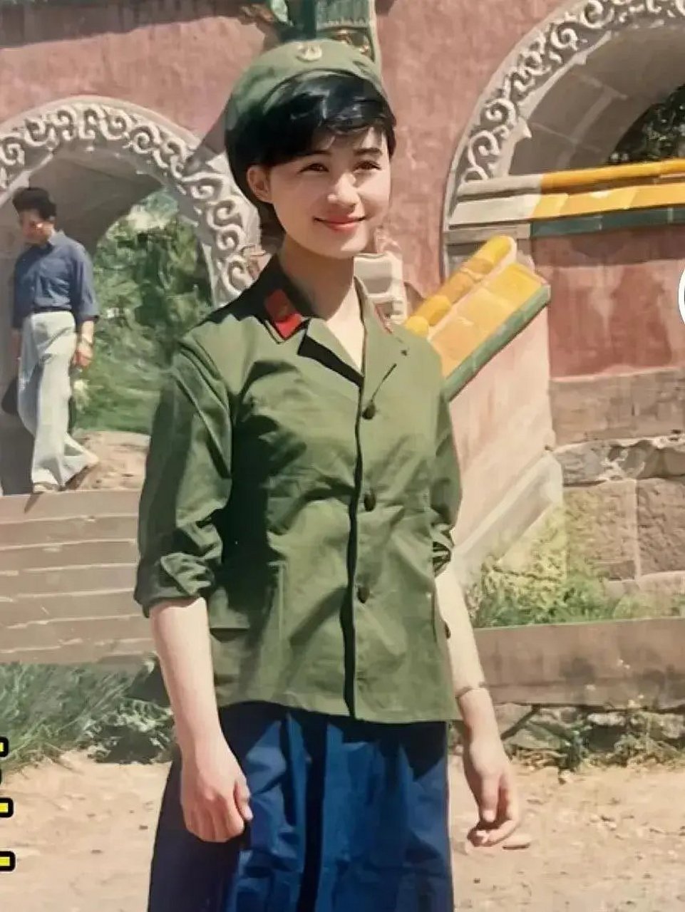 这张照片拍摄于1985年,北京军区某部队女军人在休假时,在公园玩耍时的