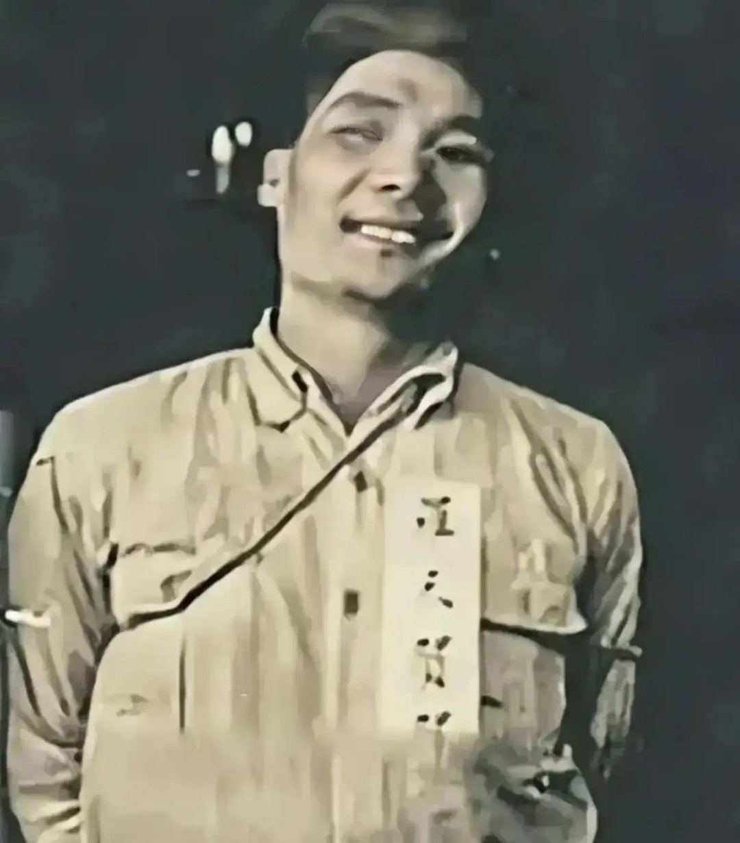 这张照片拍摄于1950年,台湾,罗天贺烈士英勇就义前的情景.