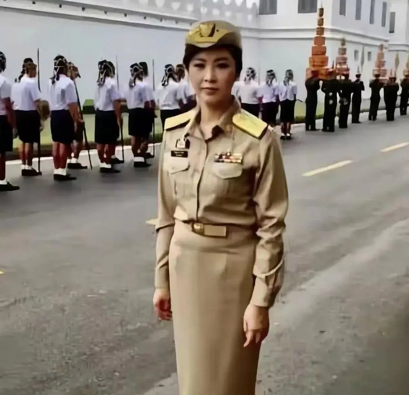 这张照片拍摄于2011年,英拉穿着军装出席活动,英姿飒爽.