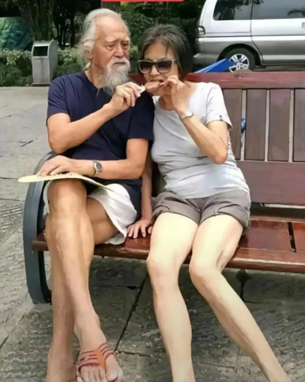这张照片拍摄于2021年5月,85岁王德顺老人和78岁老伴在街头吃冰糕的