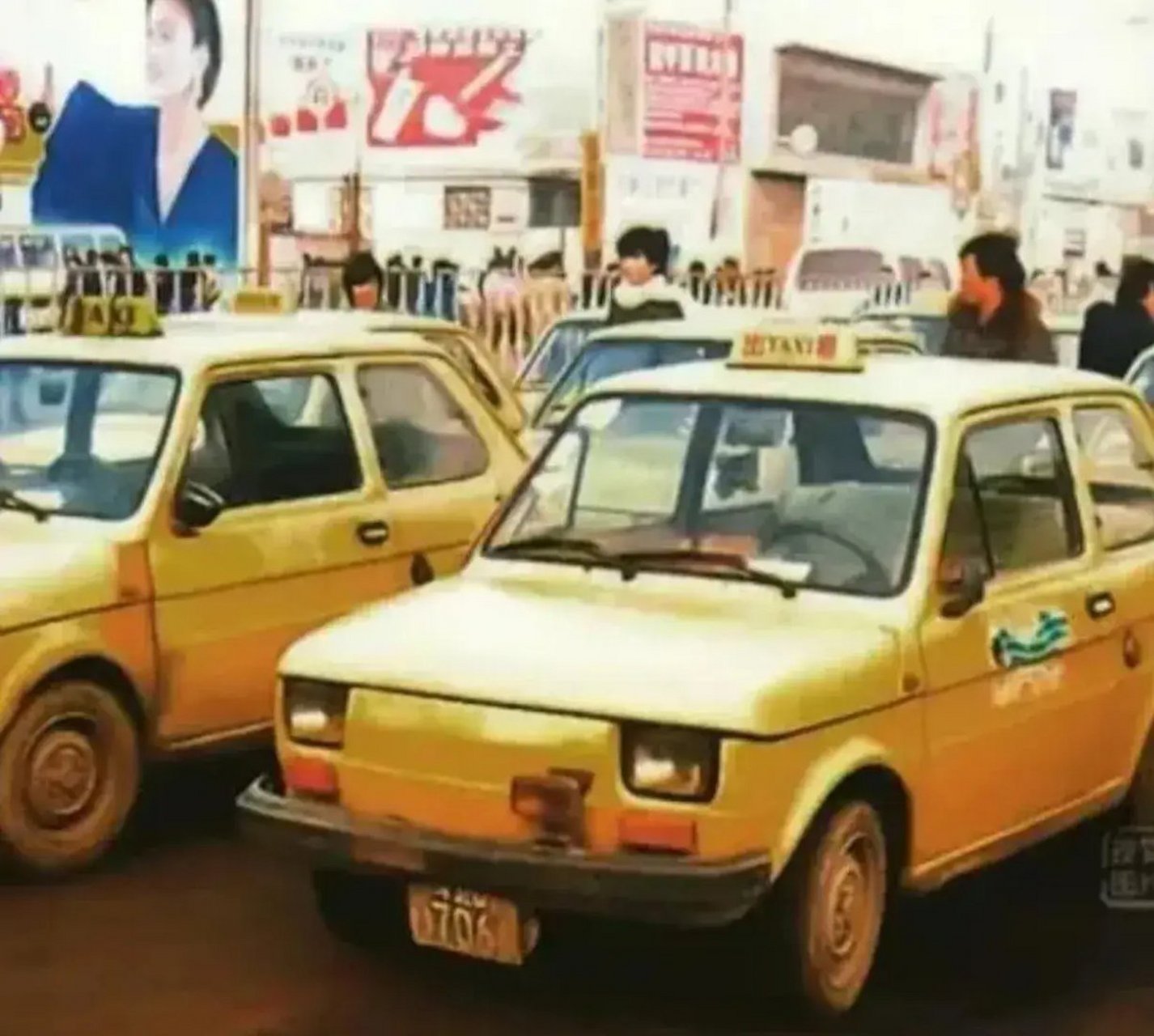 这张照片拍摄于1986年,广东省广州市街头行驶的菲亚特出租车.