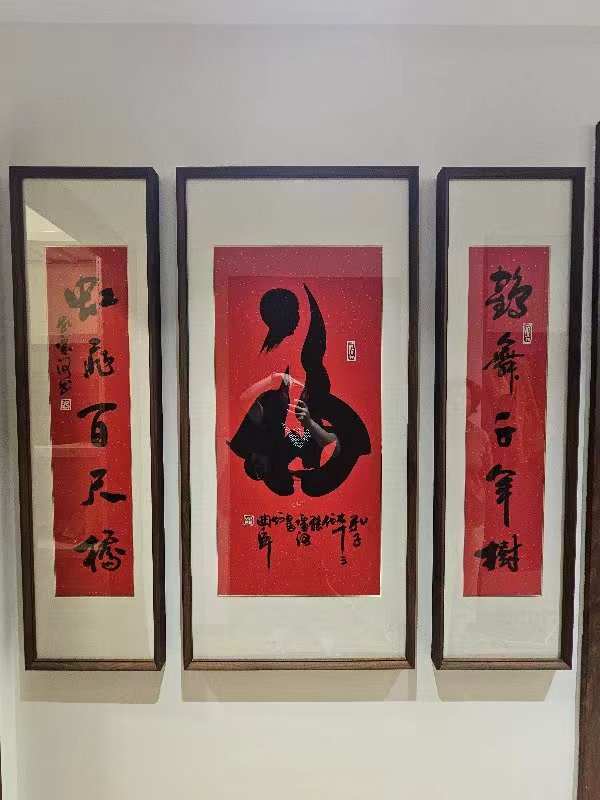 孔庆河:系孔子后裔第七十三代孙,大校军衔,中国书法家协会会员.