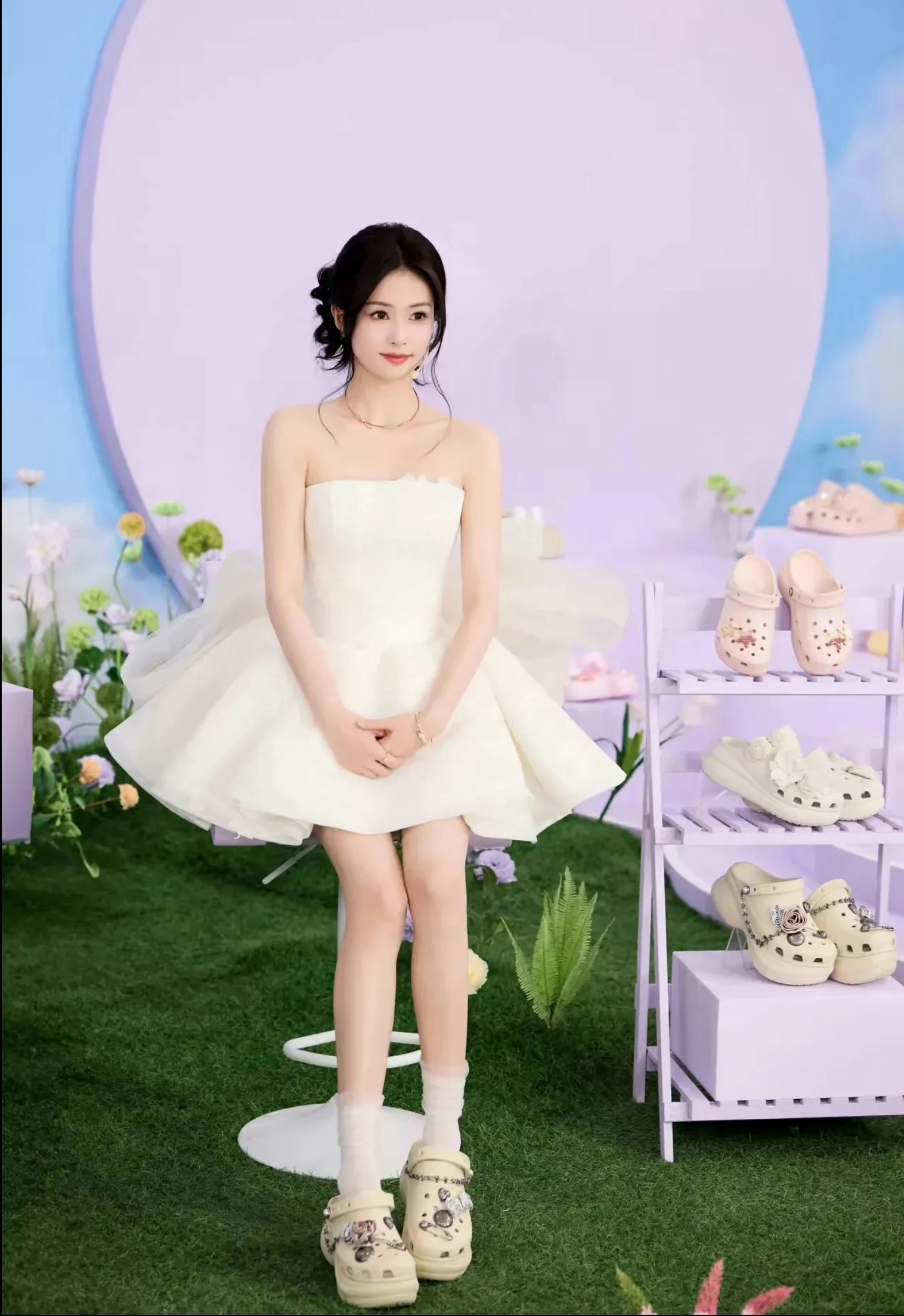 一袭小白裙搭配俏皮洞洞鞋,白鹿以清新随性的穿搭亮相,展露一双修长