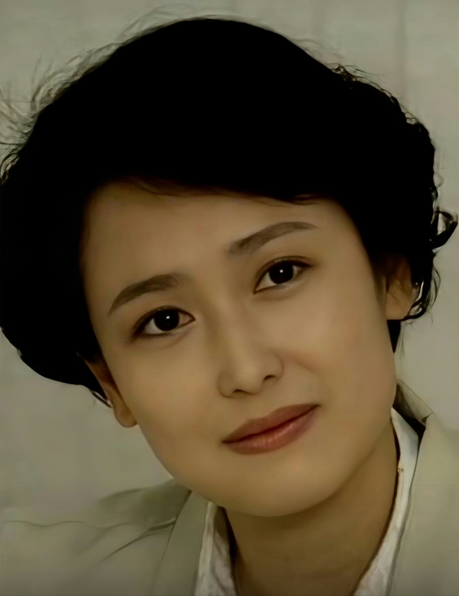 在光影交织的演艺世界里,左翎宛如一颗璀璨的明珠,散发着独特而迷人的