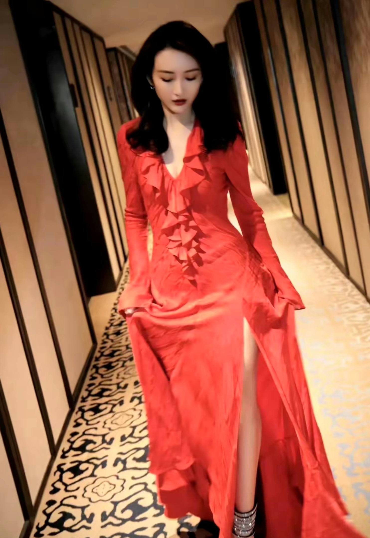 王鸥身着一袭红色连衣开叉裙很惊艳,热烈红色衬得肌肤胜雪,裙摆随步伐