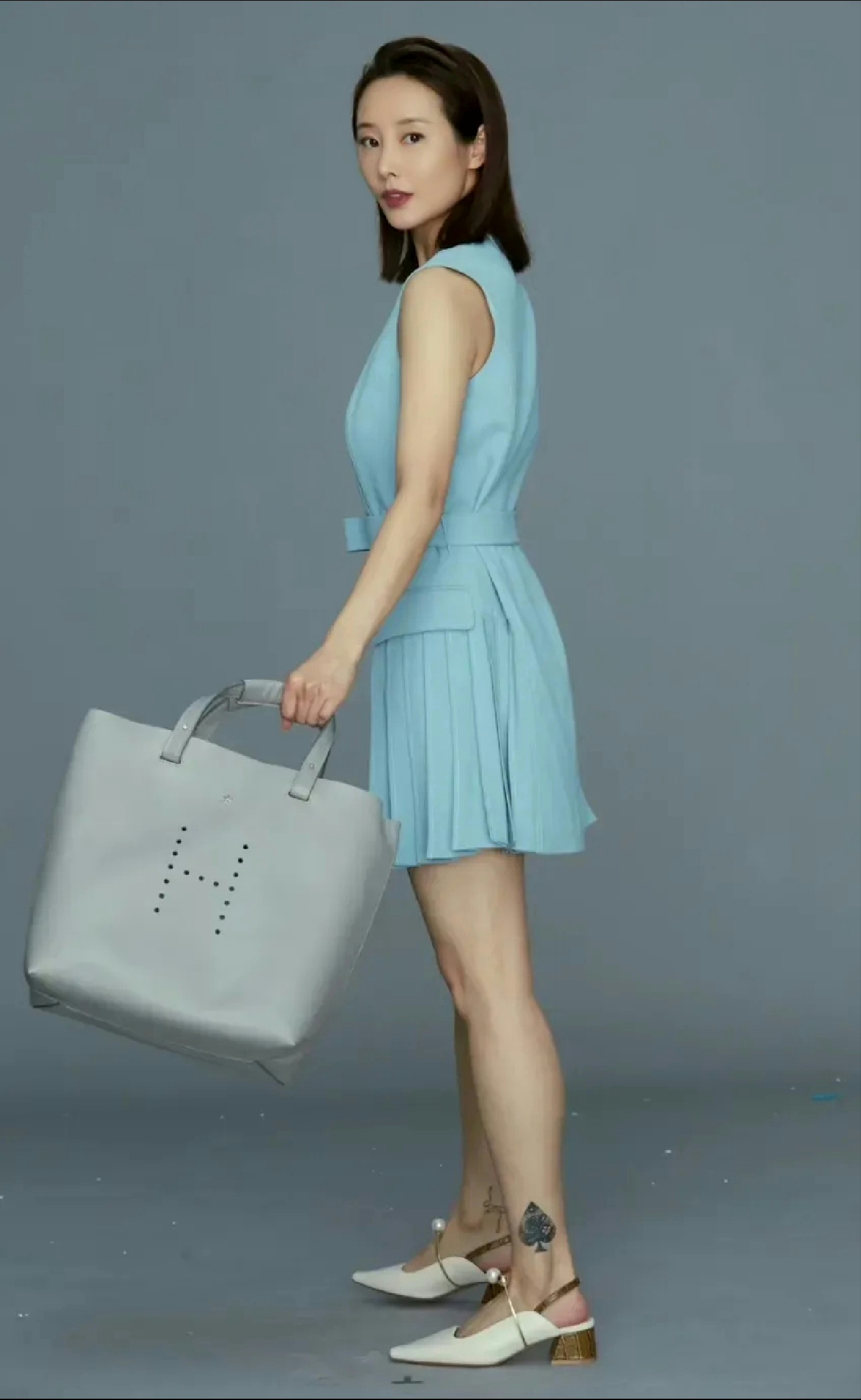 李纯脚踝处那枚黑桃纹身,简约之中透着高级质感,与她白皙的肌肤相互