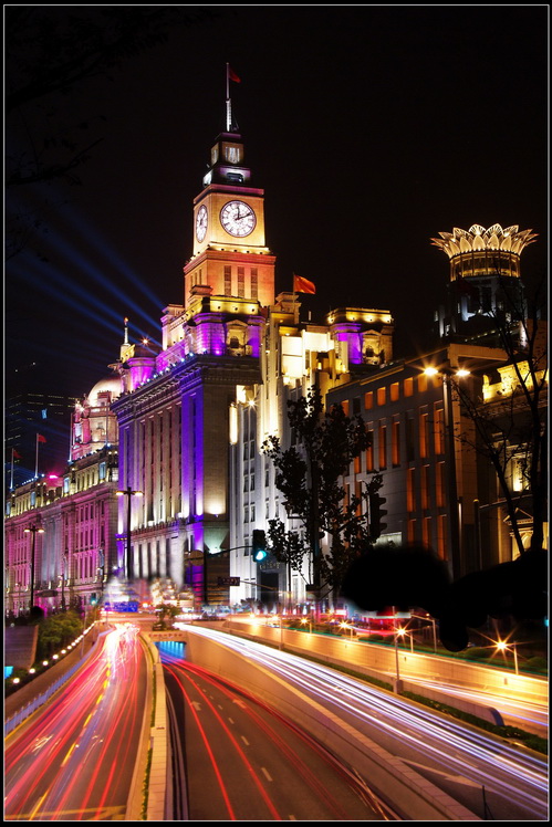 在这个美好的夜晚,我踏上了上海外滩的旅途,一轮明亮的圆月悬挂在夜空