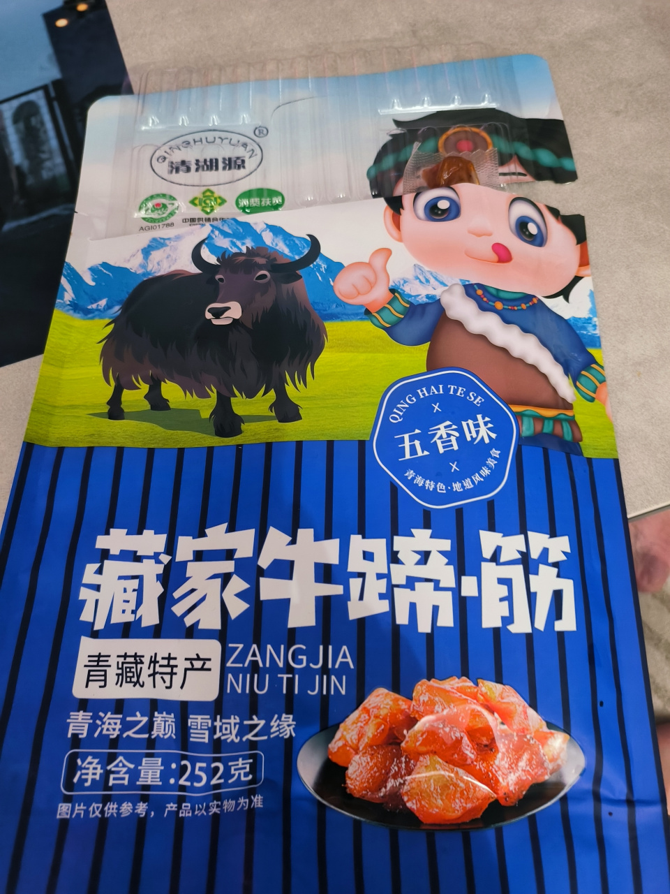 青海回来的动车上买的,青藏特产牛蹄筋,超出预料地好吃,后悔只买了1袋