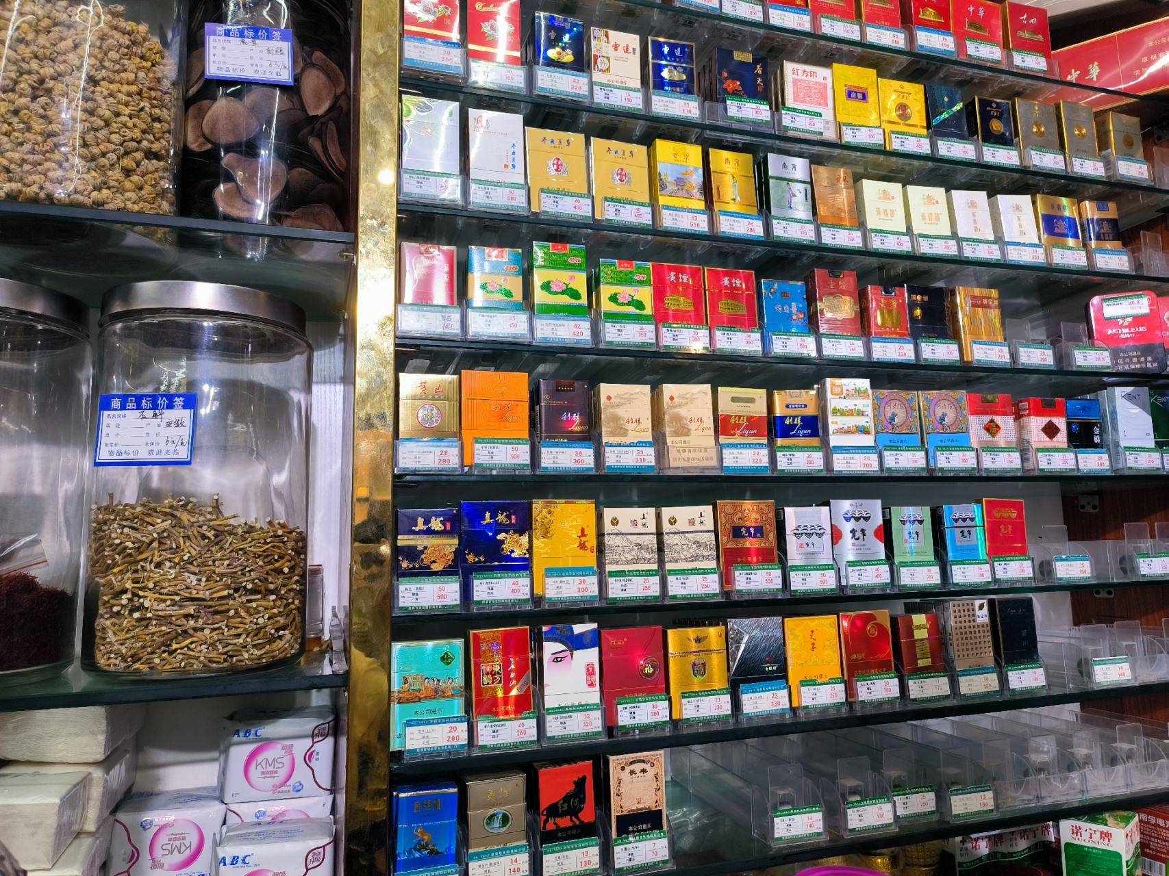 在新疆的最后一天,团里的旅伴要买新疆生产的香烟给家人,我凑近看到了