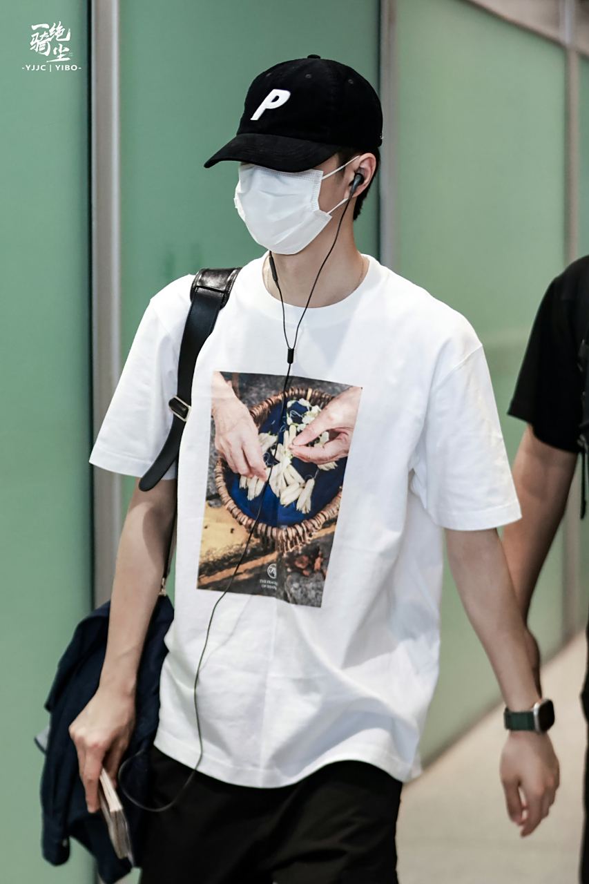 王一博最新机场照火了,同款t恤售罄. 这叫白兰花吗?