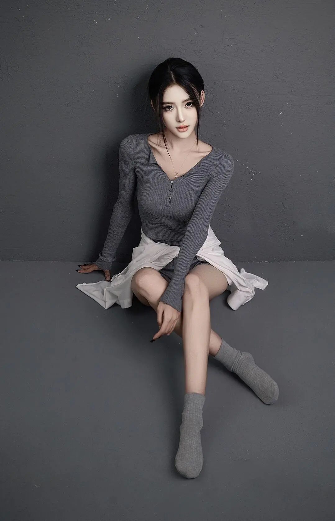 御姐美腿灰色极简风写真