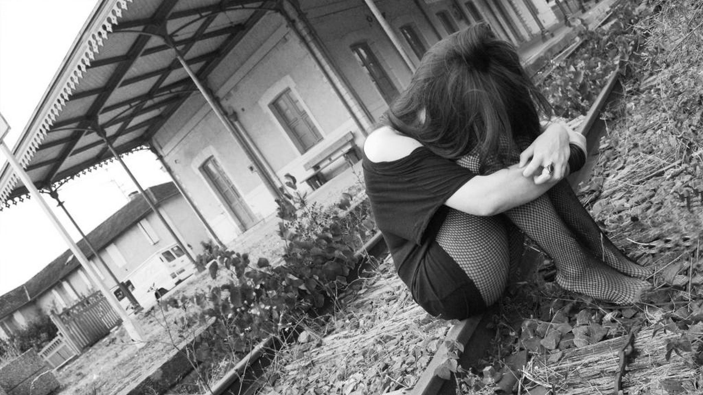 以前难受的时候哭因为解决不了 后来难受的时候忍因为改变不了 现在