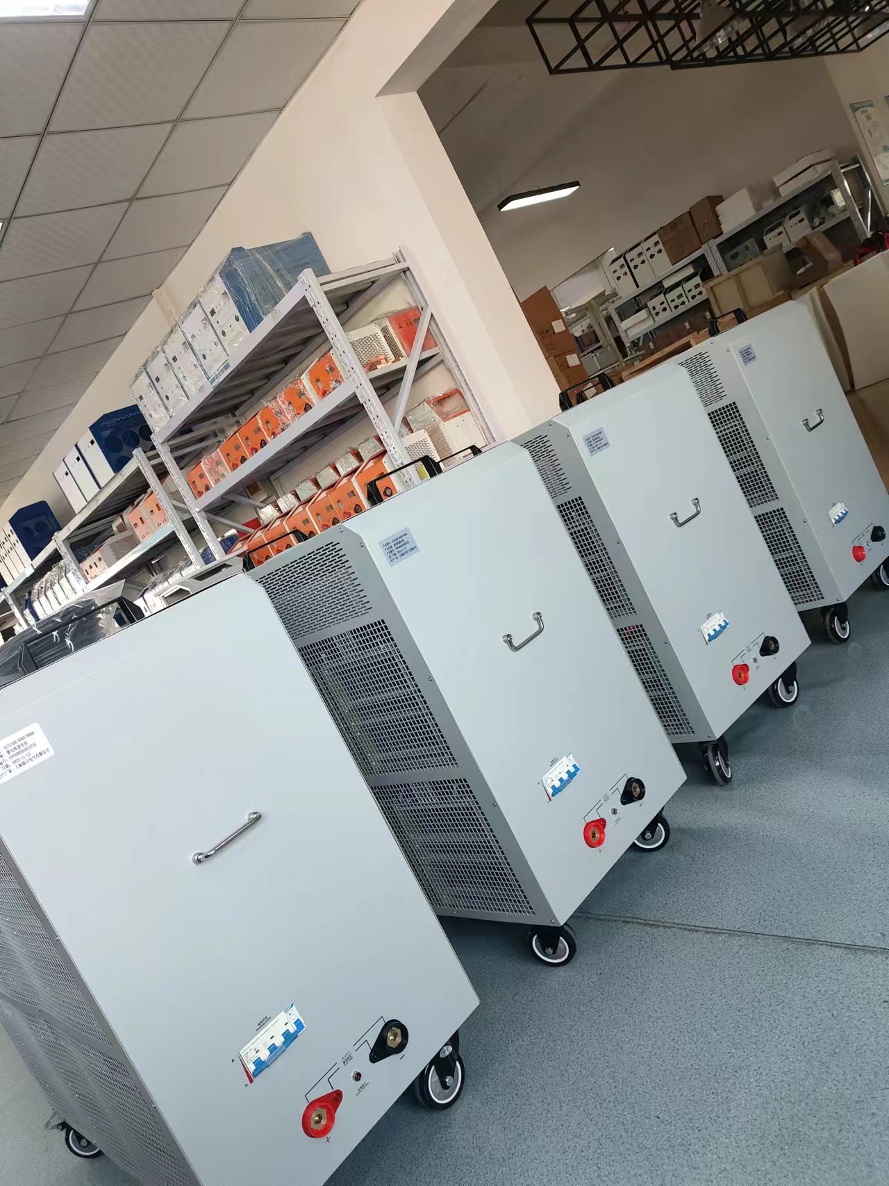 每个箱子上醒目的红色电源开关,像是随时准备启动的脉搏,为生产线注入