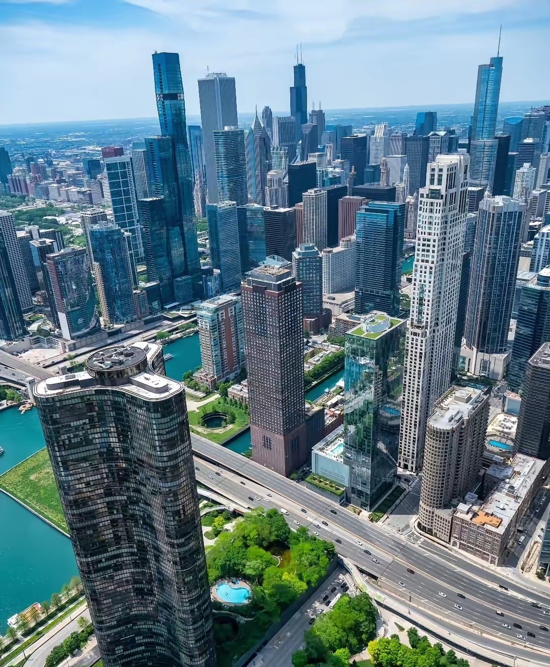 芝加哥隶属于美国伊利诺伊州,是世界金融中心之一,也是北美五大湖区