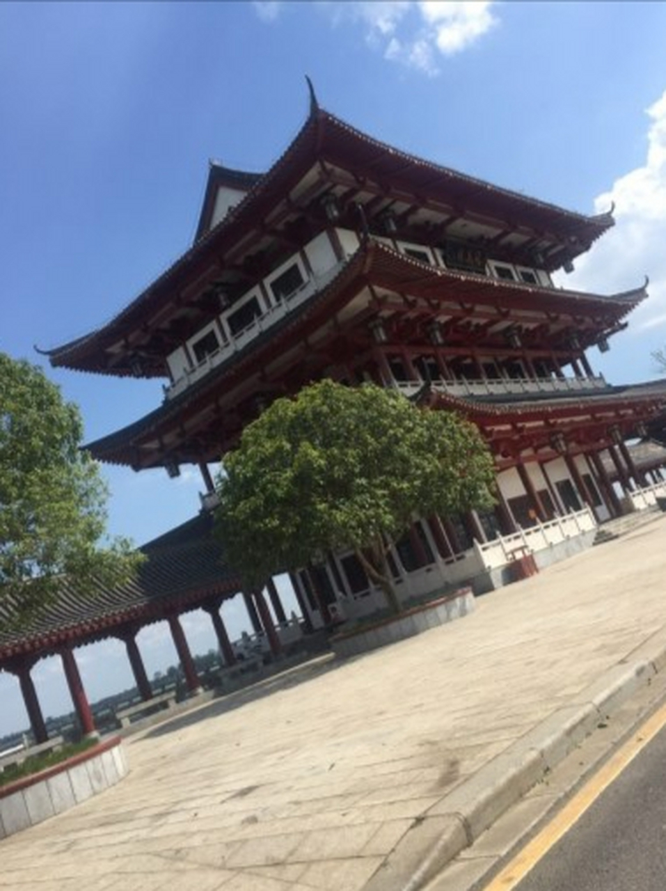 题游常德司马楼 文/彭子羡 轻风送爽去唐楼, 放眼沅湖碧水鸥.