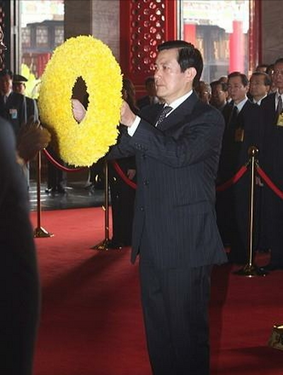 马英九拜中山陵 文/彭子羡 曲水环林霜路晴, 秋风尽处谒先生.