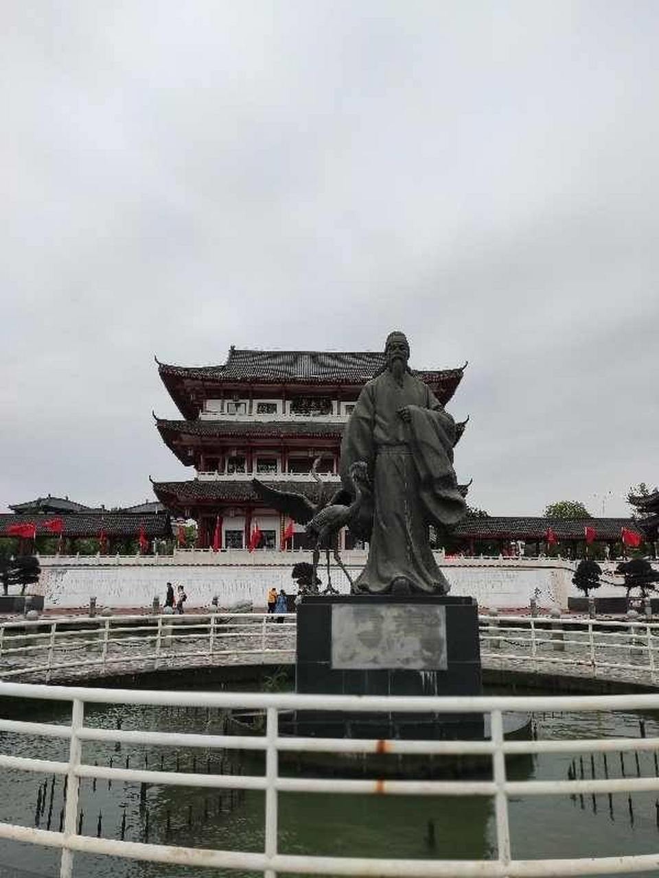题游常德司马楼 文/彭子羡 轻风送爽去唐楼, 放眼沅湖碧水鸥.
