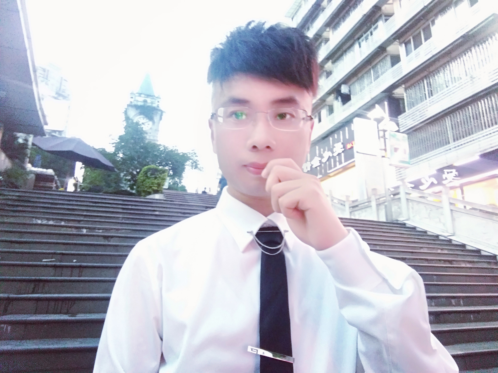 最近,网络红人,作家杨大侠杨科参观考察了四川省泸州市地标性文化建筑
