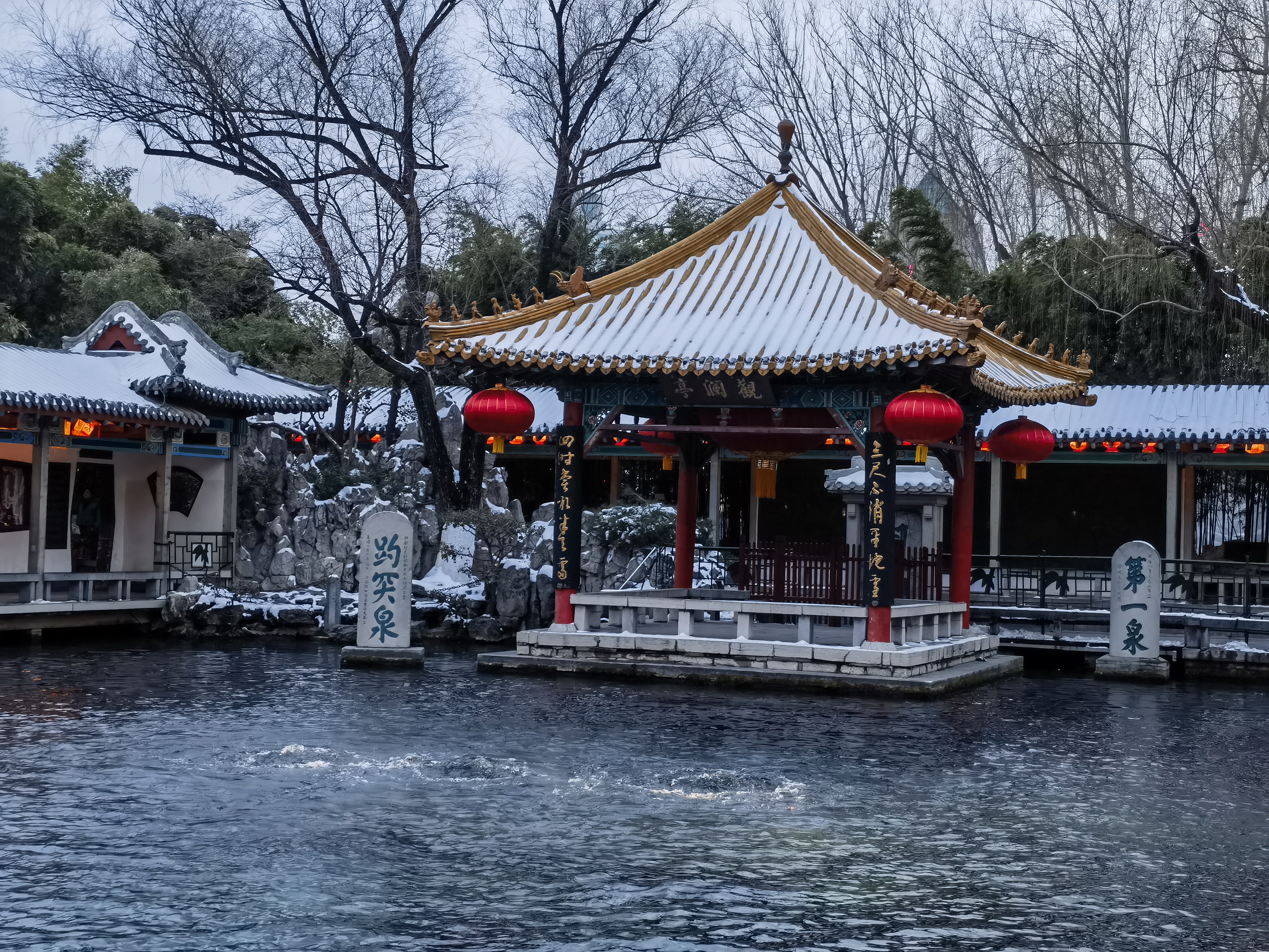 济南趵突泉雪景图片