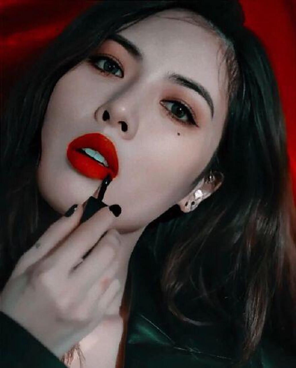 泫雅烈焰红唇! 泫雅涂着红色的口红,非常的冷艳迷人.