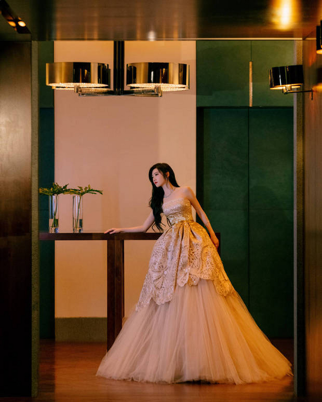 景甜 景甜身着金色束腰拖地长裙,长发及腰,气质优雅,单手叉腰,温婉