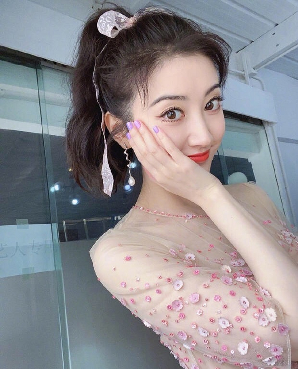 扎着可爱的马尾,皮肤白皙,穿着绣花裙,还涂着粉嫩色系的美甲,少女感