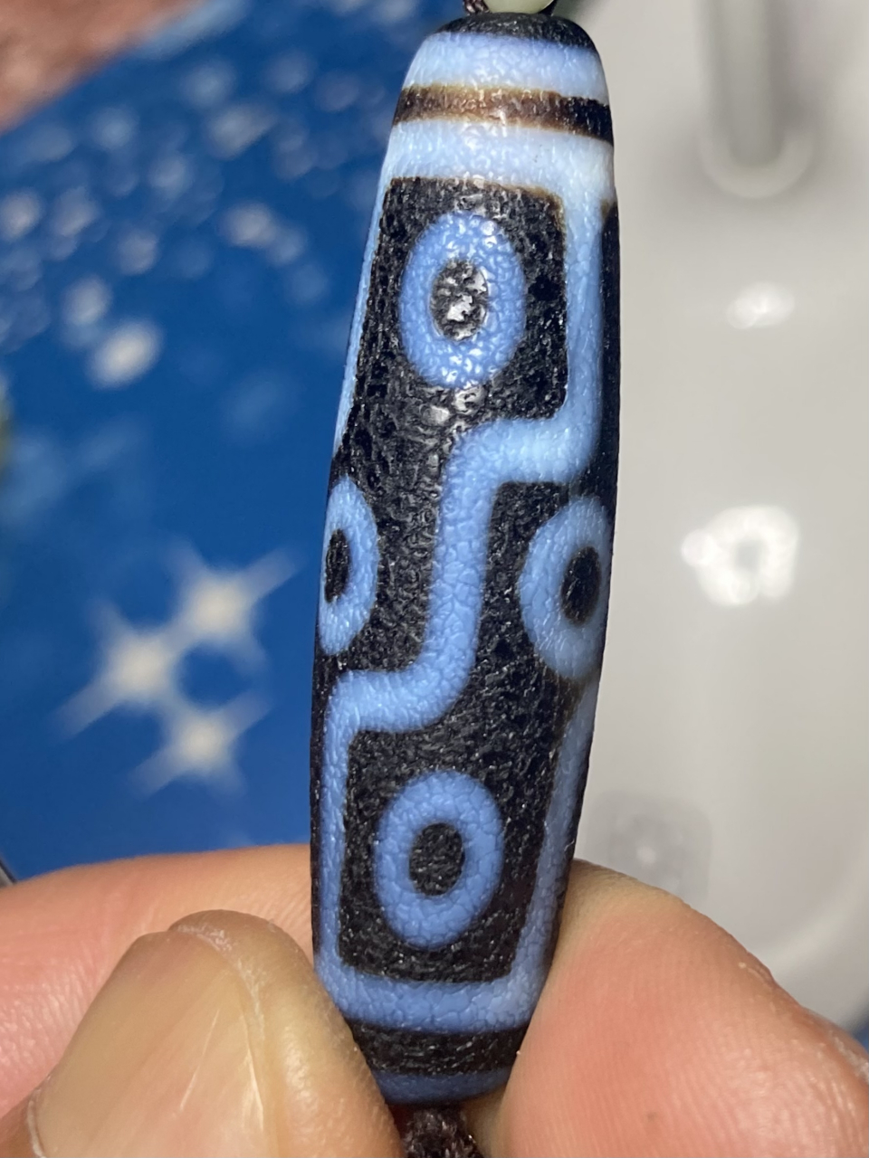 孔道不是唯一能变别天珠的新老的标准.不同的人佩戴的天珠.