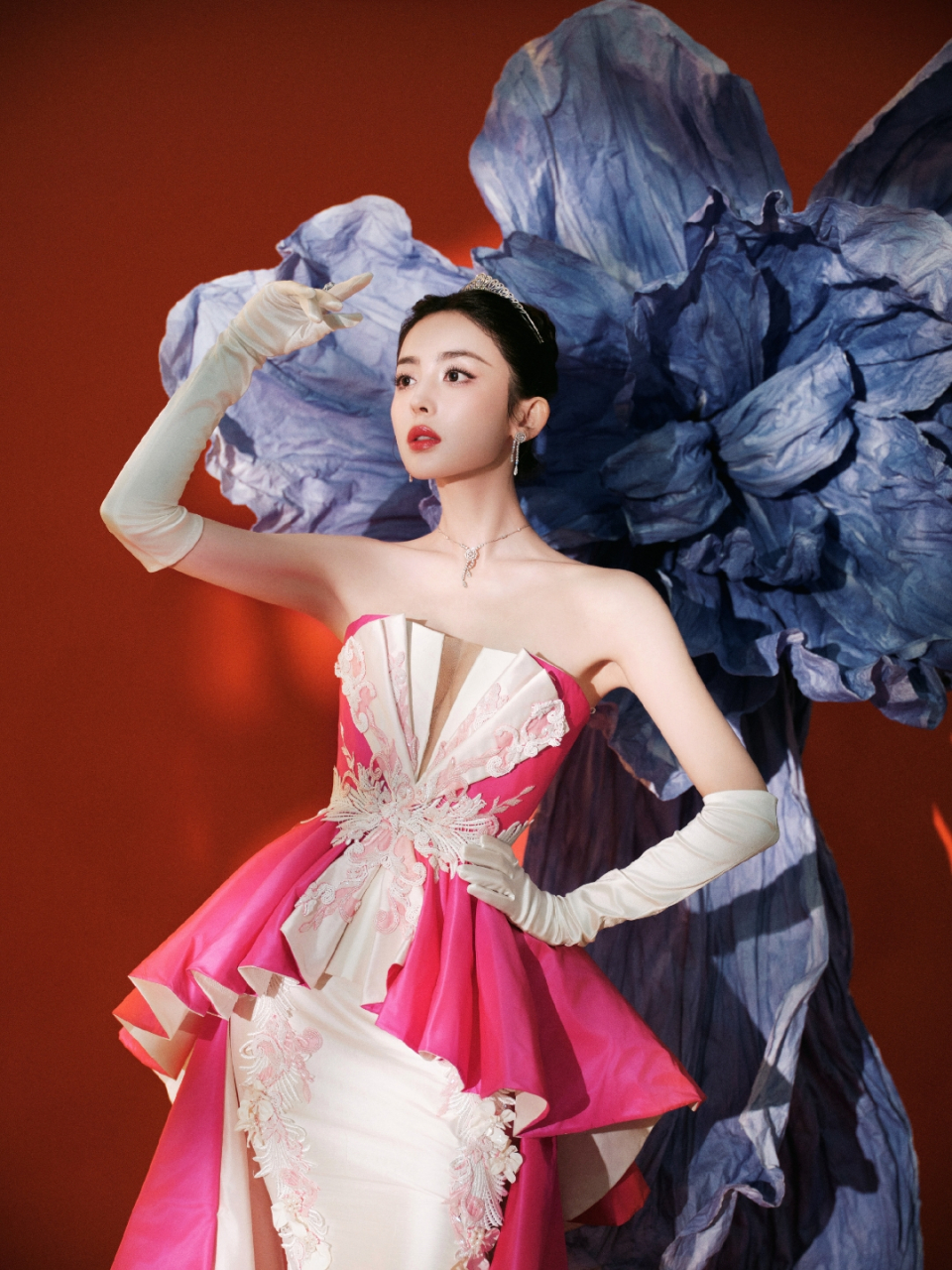 美女# 古力娜扎身穿粉红色系公主裙现身微博之夜,美的无法用言语腥葺