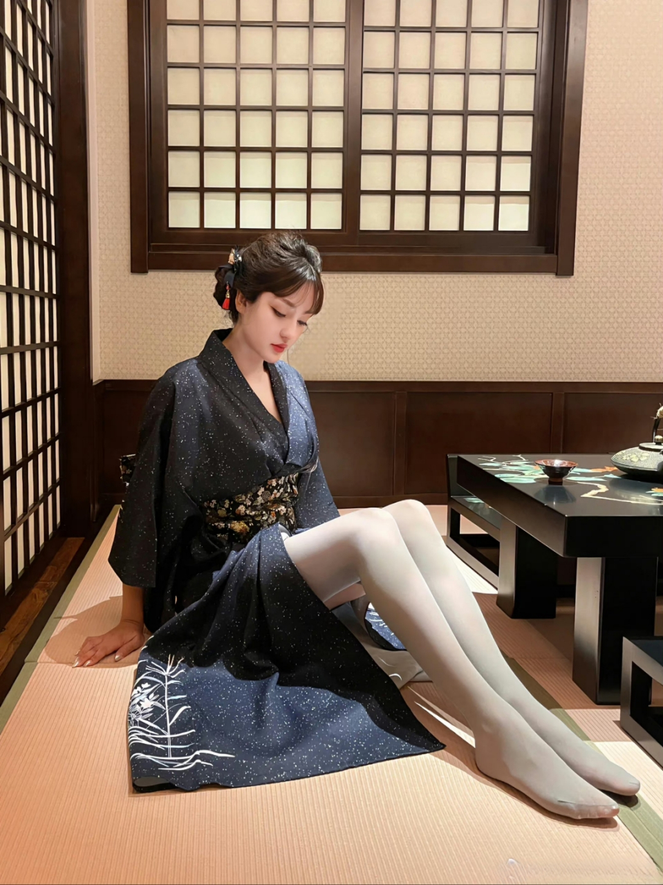 美女##金秋图文动态创作节#  和服配灰丝,有着独特的性感和无穷的