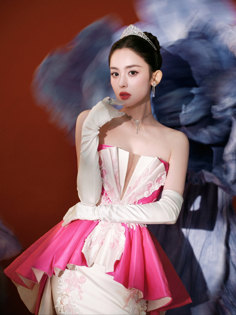 美女# 古力娜扎身穿粉红色系公主裙现身微博之夜,美的无法用言语腥葺