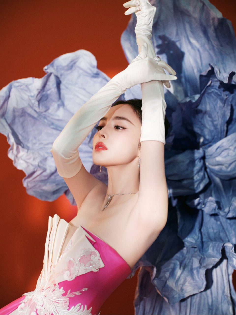 美女# 古力娜扎身穿粉红色系公主裙现身微博之夜,美的无法用言语腥葺