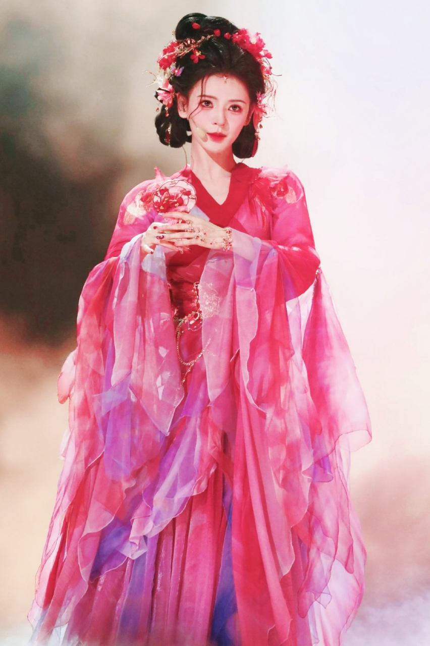 美女# 张予曦浪姐初舞台首秀,一身红色优雅动人的古装长裙,优美动人