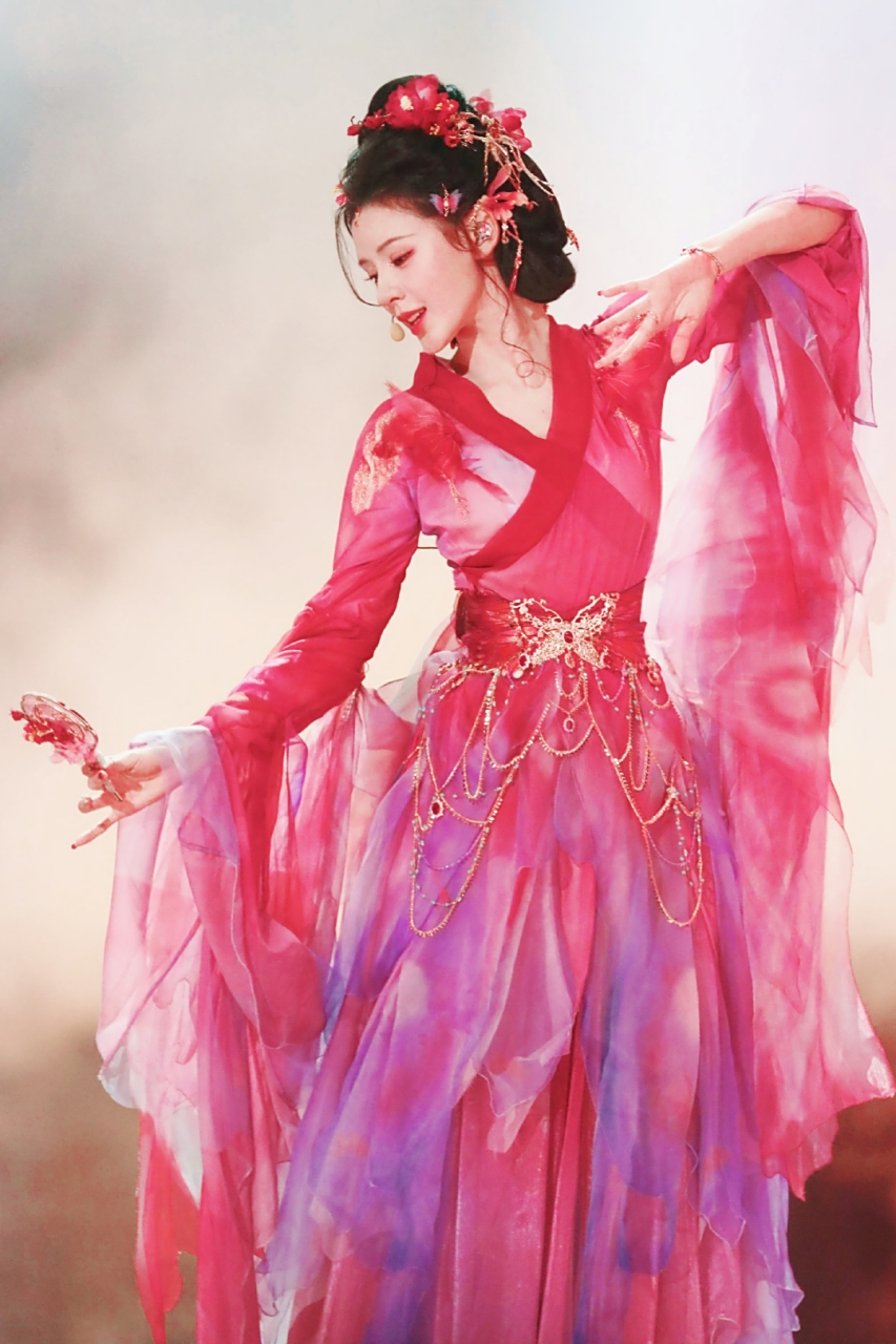 美女# 张予曦浪姐初舞台首秀,一身红色优雅动人的古装长裙,优美动人