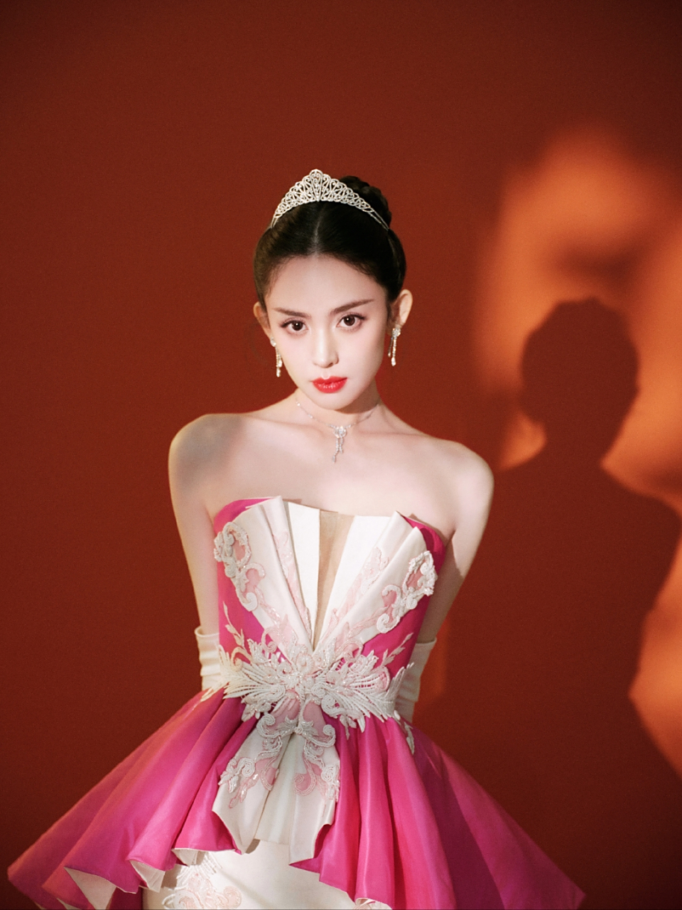 美女# 古力娜扎身穿粉红色系公主裙现身微博之夜,美的无法用言语腥葺