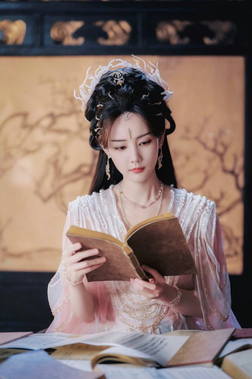 国漫女神# 粉衣古装书香气息的清瞳来袭,大家看着李一桐的清瞳感觉