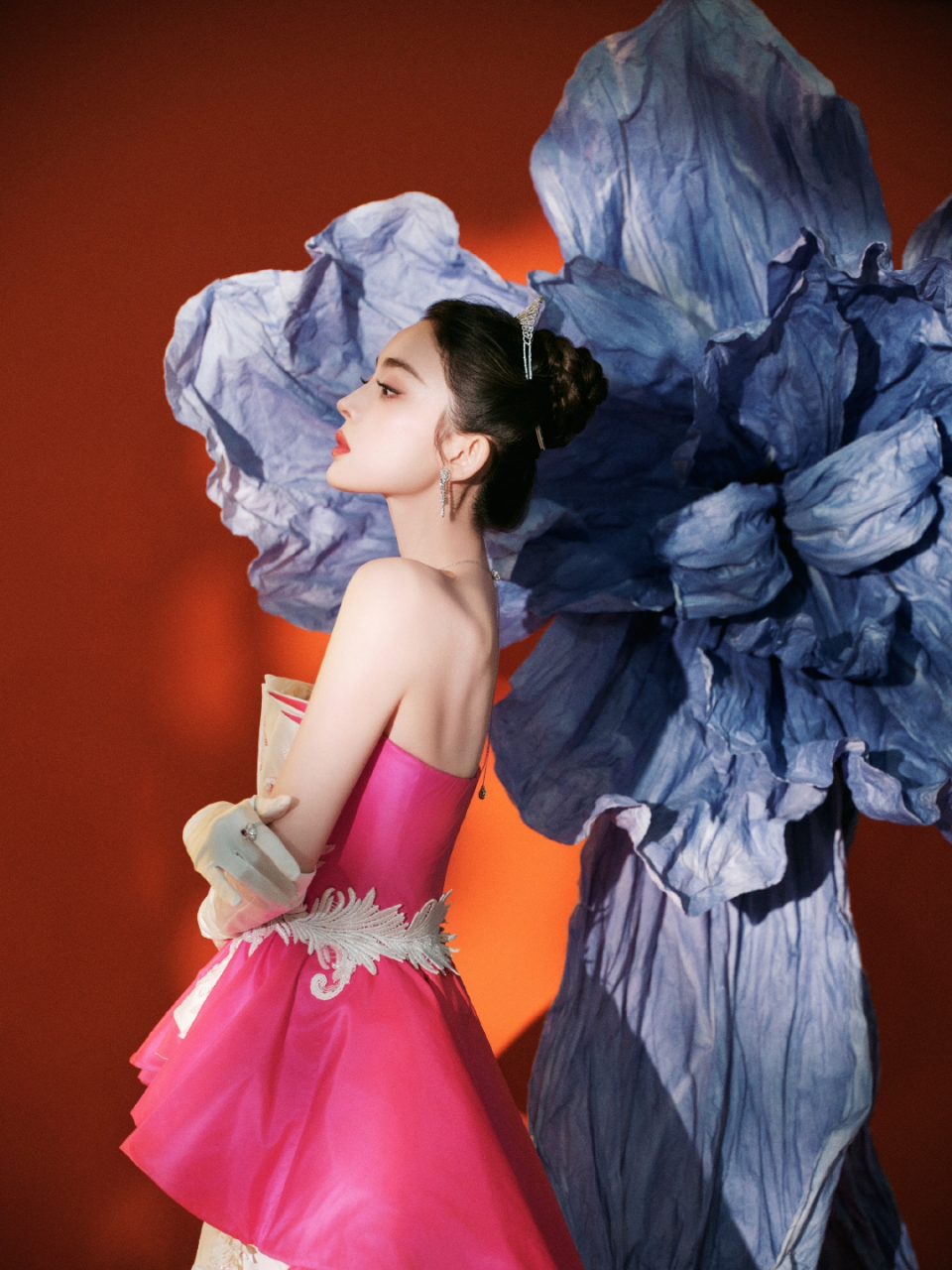 美女# 古力娜扎身穿粉红色系公主裙现身微博之夜,美的无法用言语腥葺