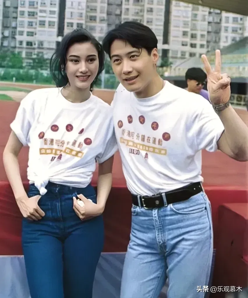 这张照片展现出了黎明和李嘉欣上世纪九十年代参加活动时的情景,那时