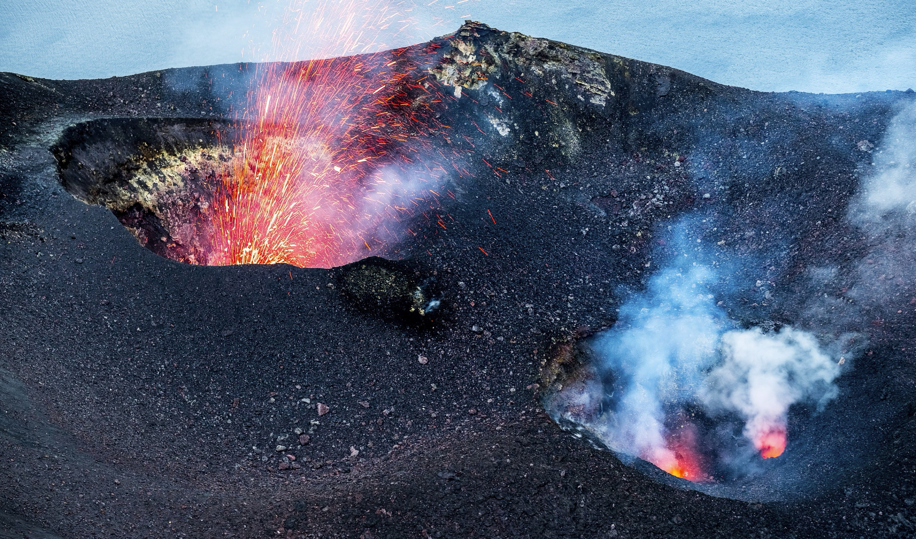 斯特朗博利火山图片