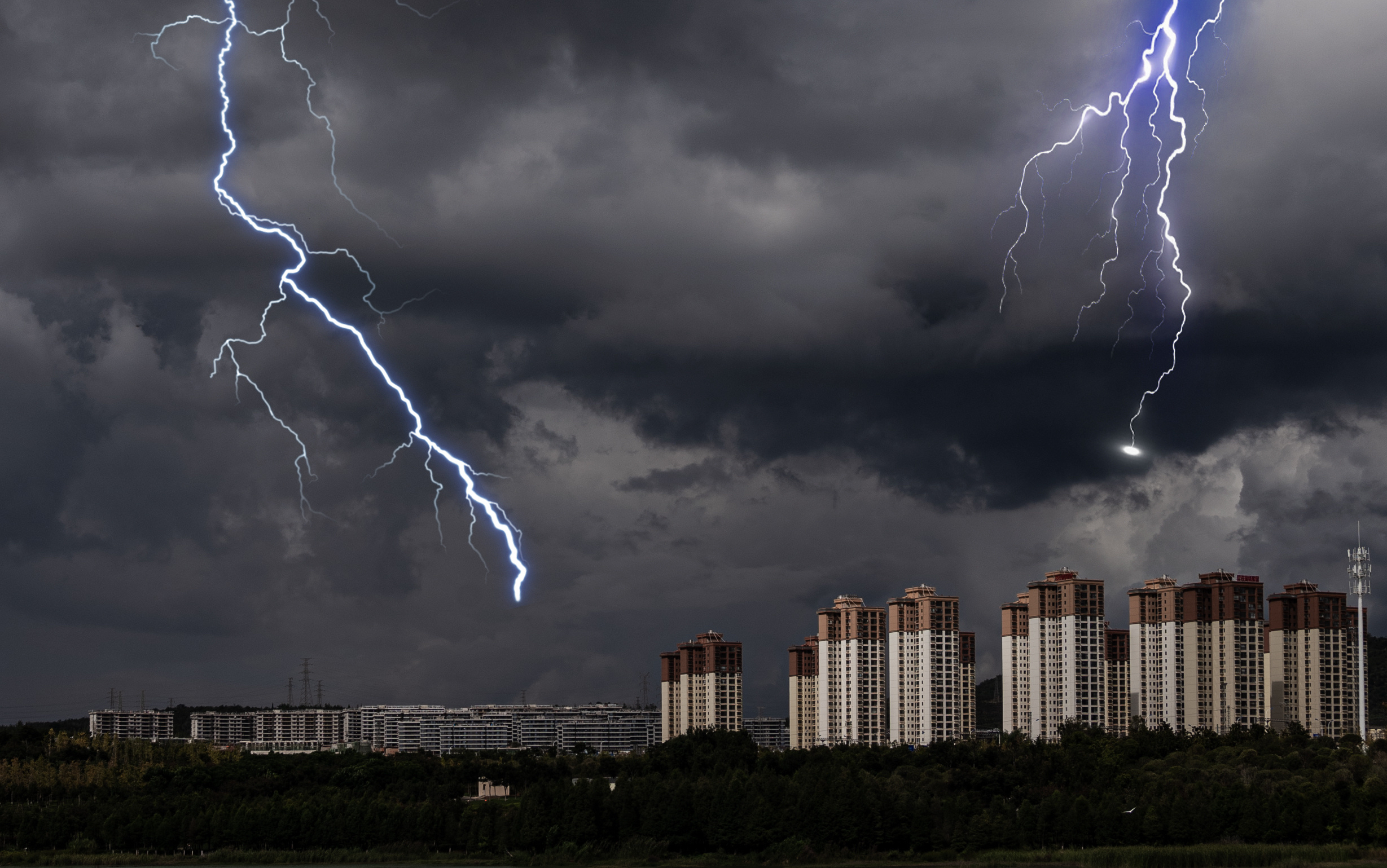 为什么雷雨前天气很闷热?