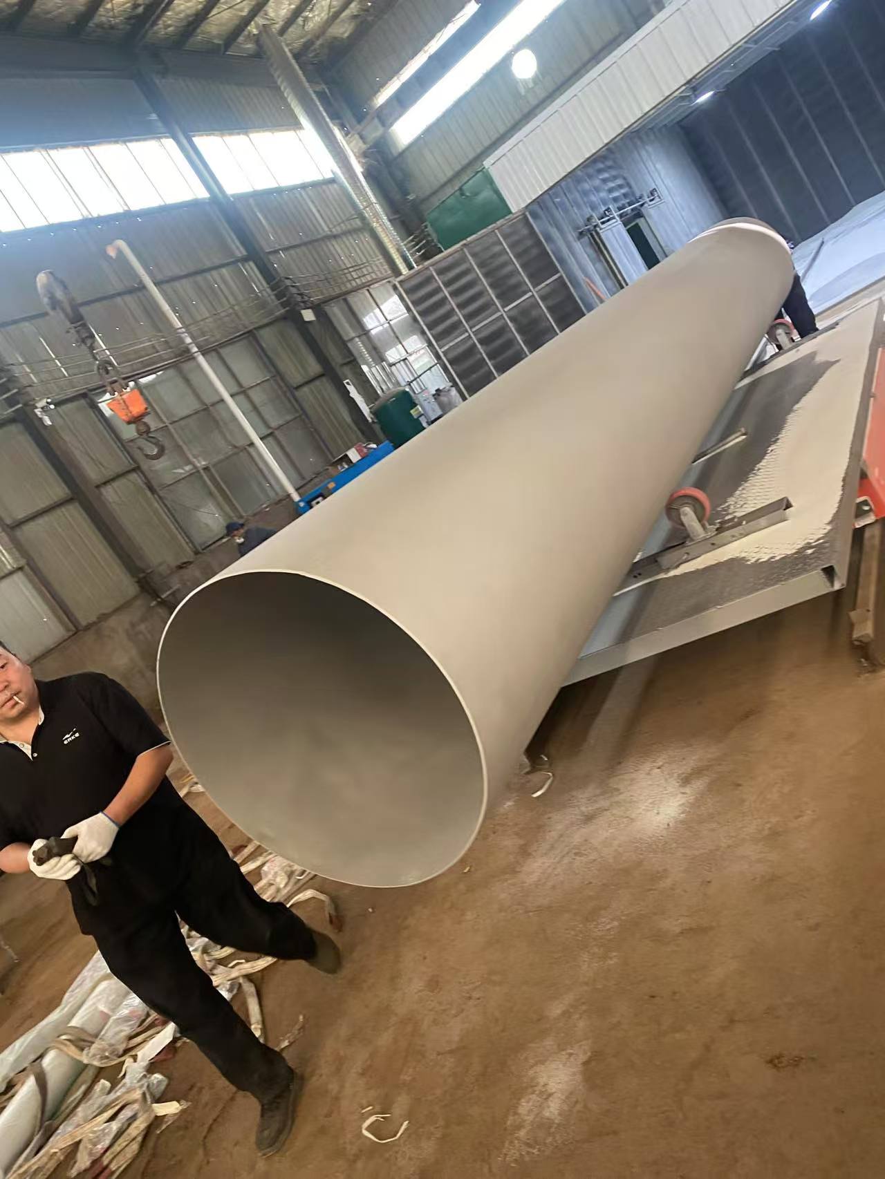 大口径白铜管是一种高精度管材,常用于制冷,空调,海洋工程和化工等