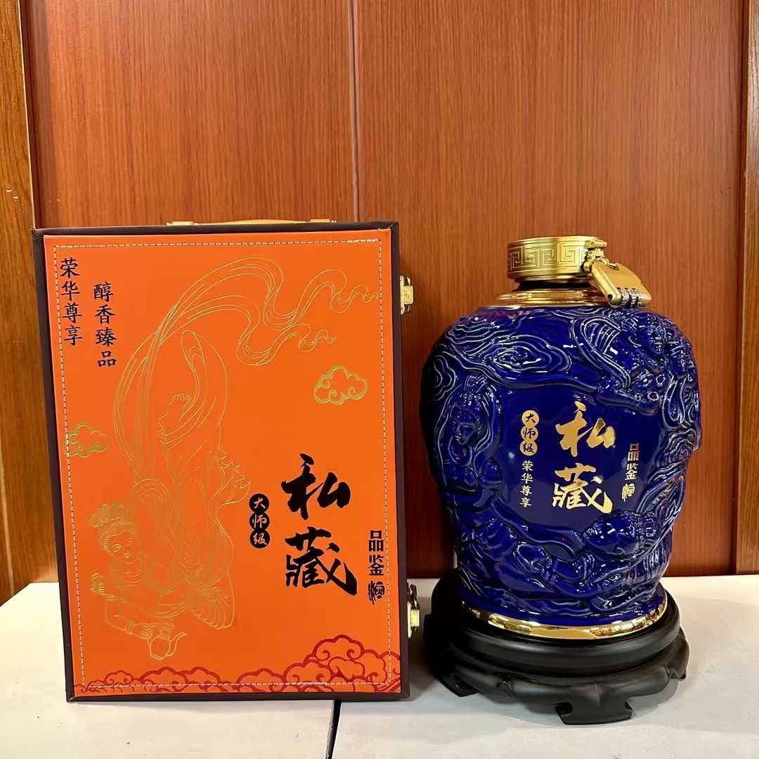 今晚和朋友一起小酌,品味着纯粮酿造的白酒,那独特的香气和烈烈的口感