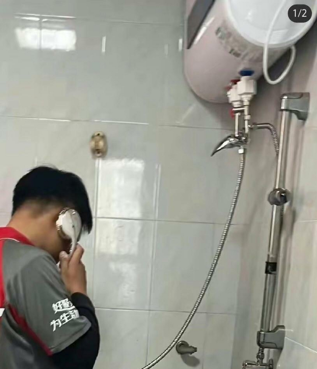 师傅来我家修热水器,这姿势半小时了,正常吗?[呆]