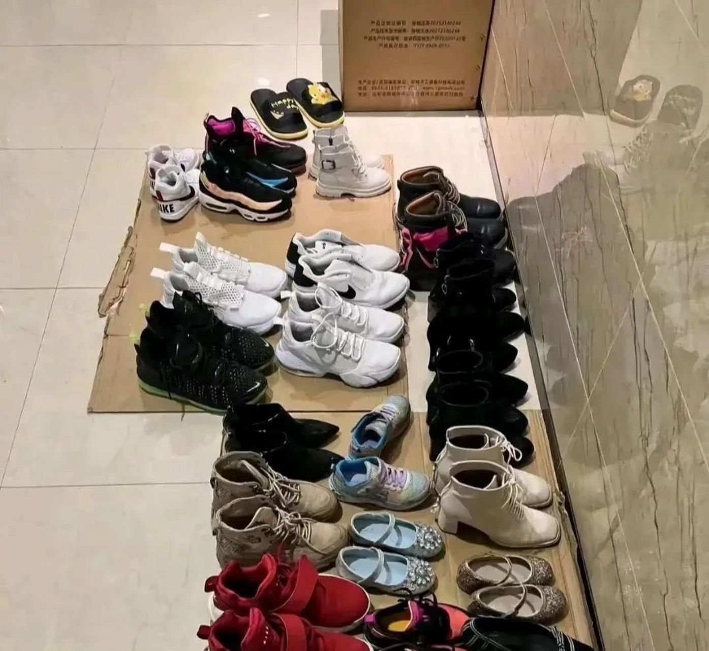 为什么老有人把一堆鞋放外面,难道放自己屋里就能臭死吗!