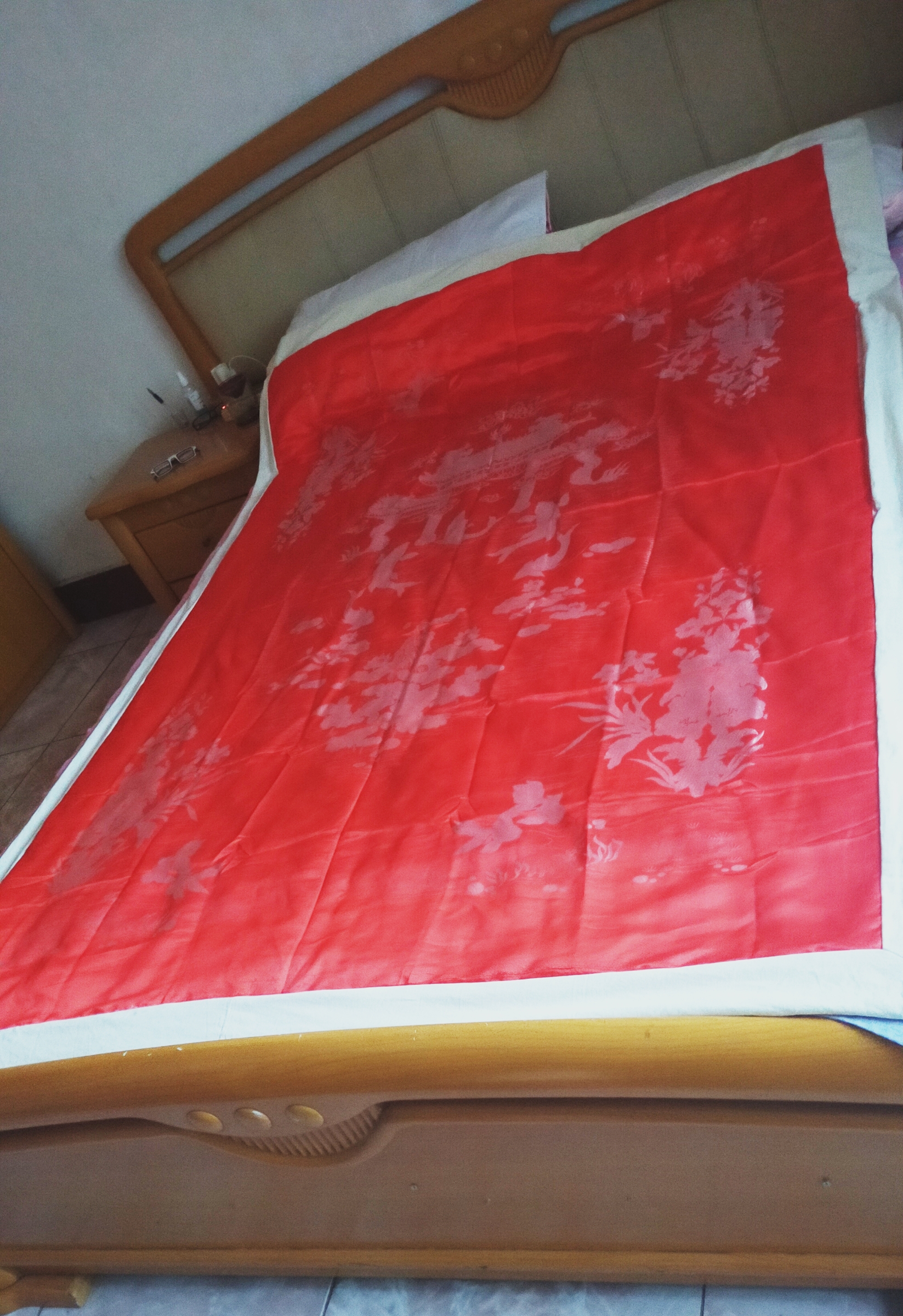 缎面被子至少35年,是结婚时候买的.放在壁橱里,很久都没有动过.