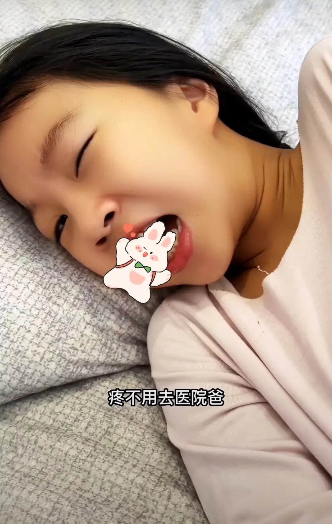小兔子精,进了小女孩的肚子里面,肚子疼直打滚