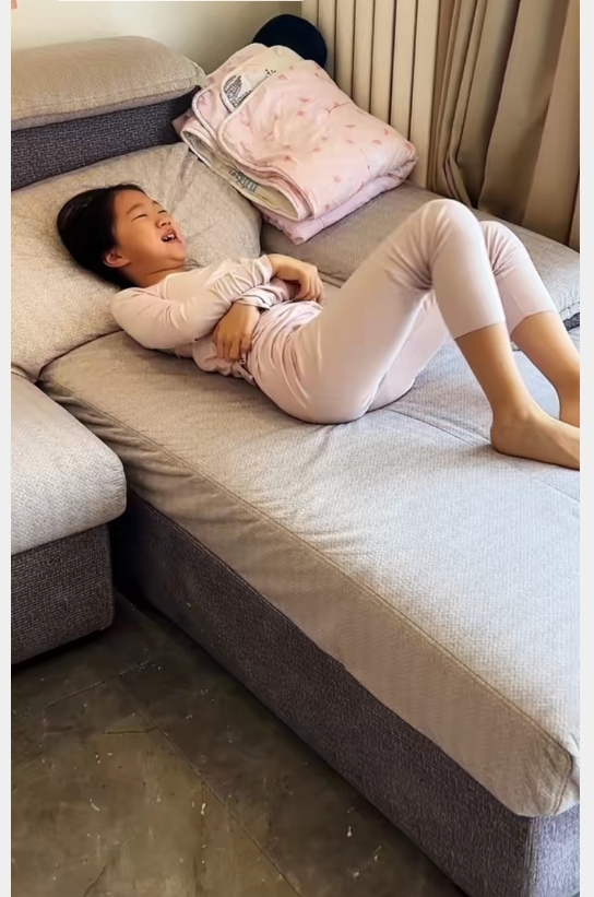小兔子精,进了小女孩的肚子里面,肚子疼直打滚