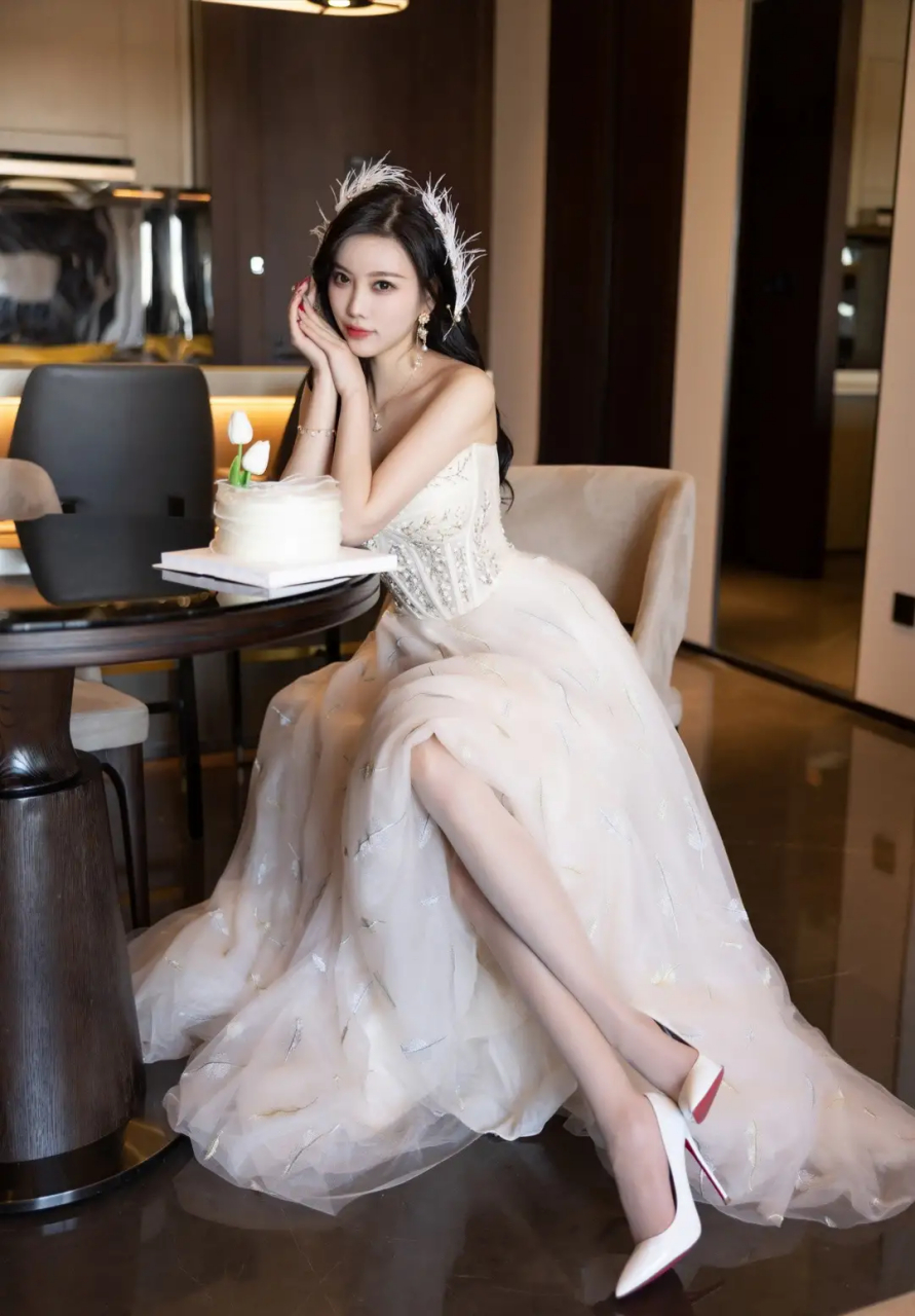 美女模特杨晨晨,一袭白裙格外诱人.#美女# #杨晨晨